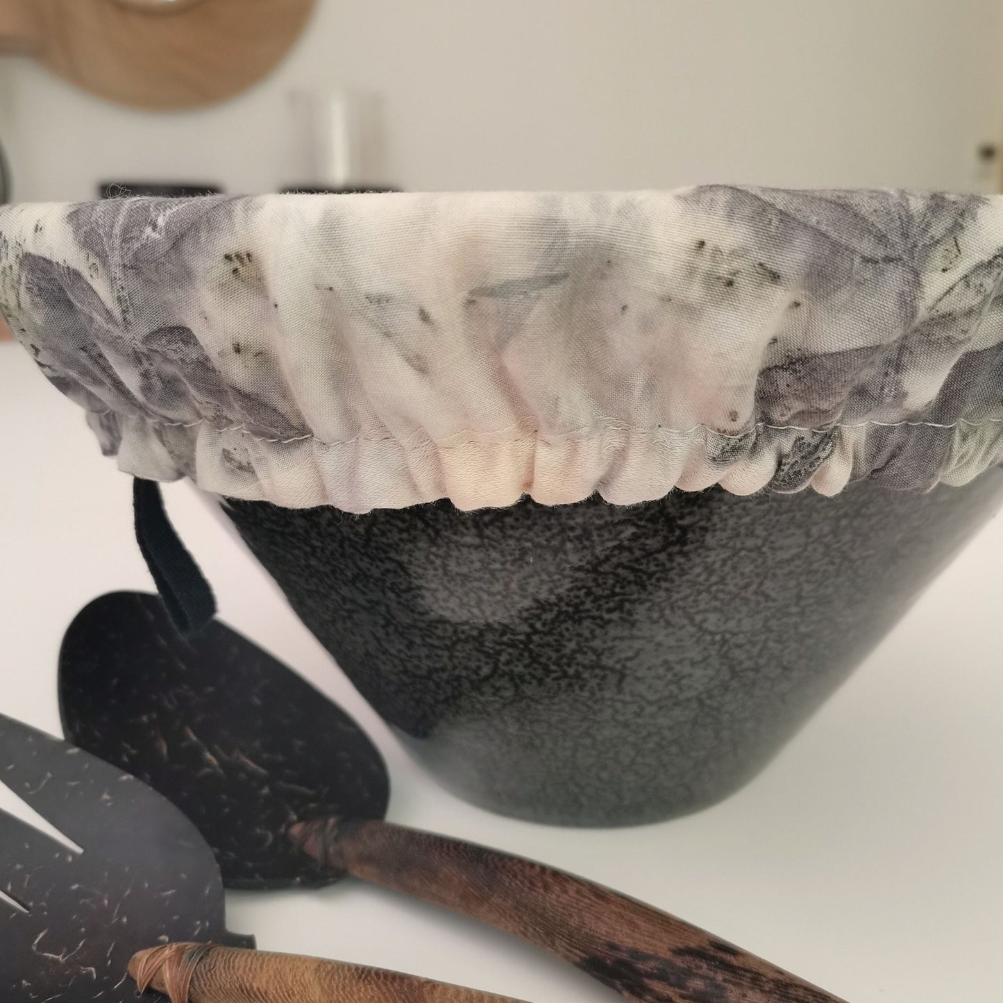 Collines – Charlotte Couvre-Plat en Linge Ancien – Teinture Végétale