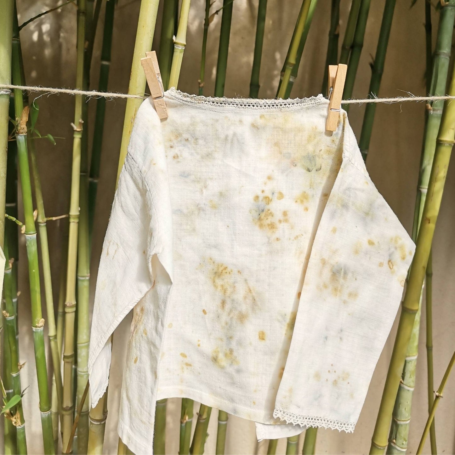 Brassière ancienne teintée végétalement – Taille 6 mois – (3 coloris disponibles)