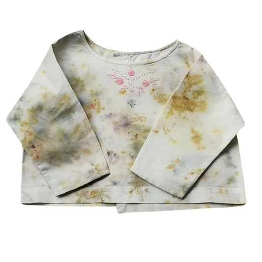 Brassière en tissu ancien, teinte aux plantes et brodée à la main de petites fleurs roses – pièce unique empreinte de douceur, pour bébé (3 mois)