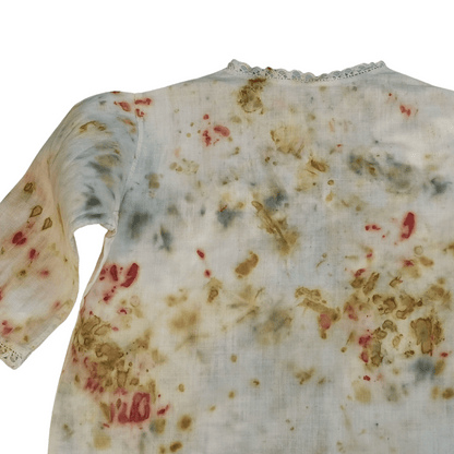Brassière ancienne pour bébé, teinte végétale aux nuances jaunes, rose et bleues– création artisanale, taille 6 mois