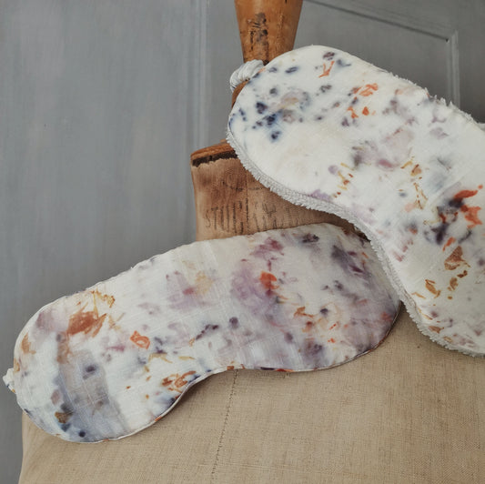 Deux masques de nuit en soie blanche teintés naturellement avec des fleurs, posés sur un buste de couture en lin, création artisanale Léa et Lou